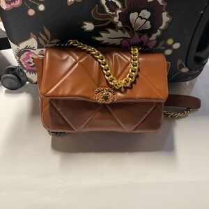 Luxurious Chanel style looking crossbody bag